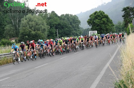 ciclisti-pedalano-alla-cipollini copy